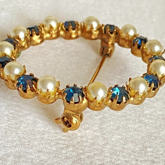 Gold Tone Brooch Faux Pearl And Blue Stone Circle Open Work - Picture 2 of 7